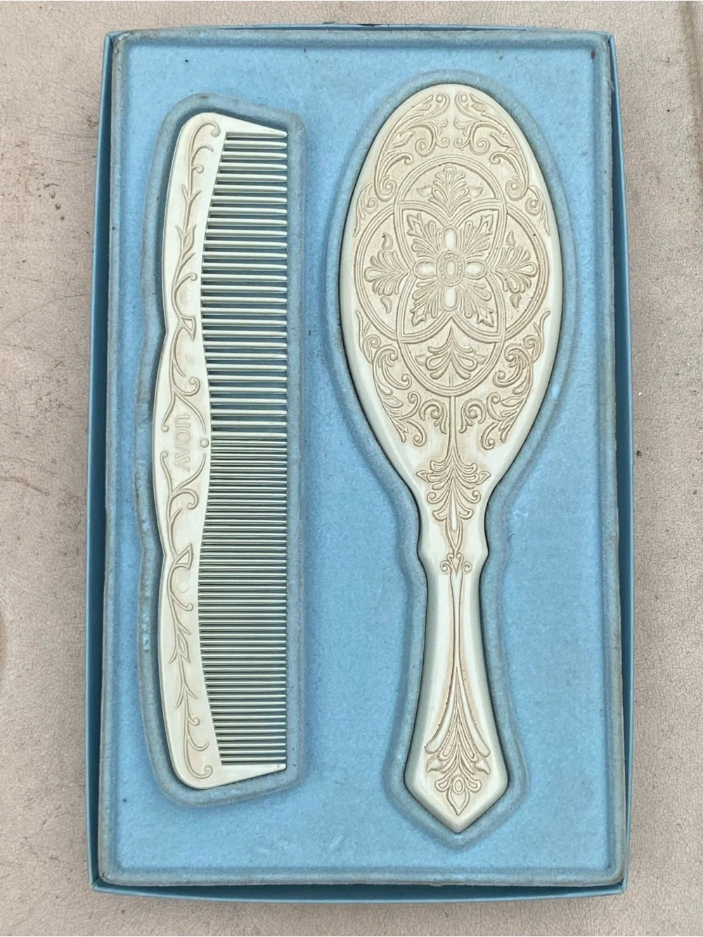 Avon Vintage Cream Past and Present Vanity Brush & Comb Set